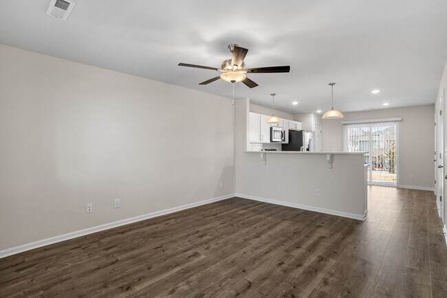 Building Photo - 3 bd 2.5 Ba Townhouse
