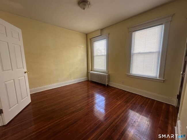 Building Photo - 146 Adams St