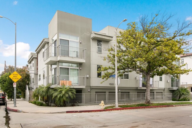 Building Photo - A stunningly elegant Townhome in studio ci...