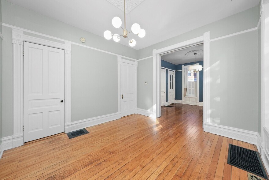 Building Photo - 1900 N Bissell St