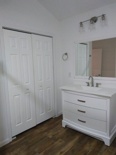 Bathroom w laundry - 1654 Skyline Dr