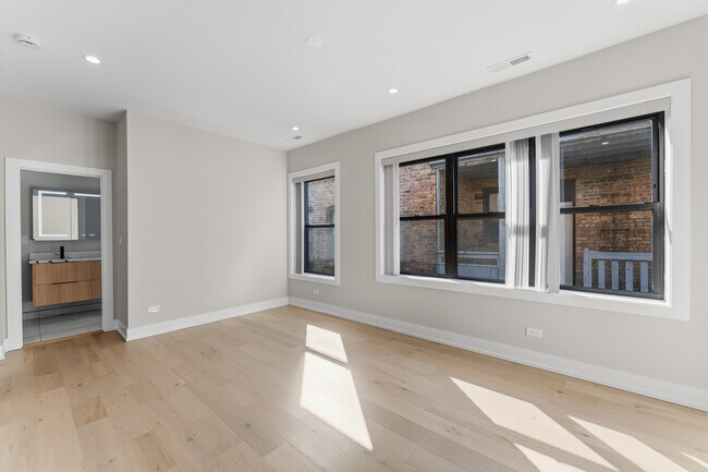 Building Photo - 7516 N Eastlake Terrace