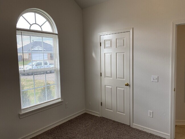 Building Photo - 911 SW Cheyenne Dr