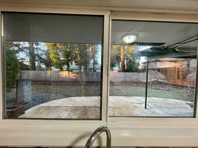 Building Photo - Classic 3 Bedroom 1.5 Bathroom Ranch House in Beaverton!! Great Yard! Cedar Hills~Cedar Mill Nort...