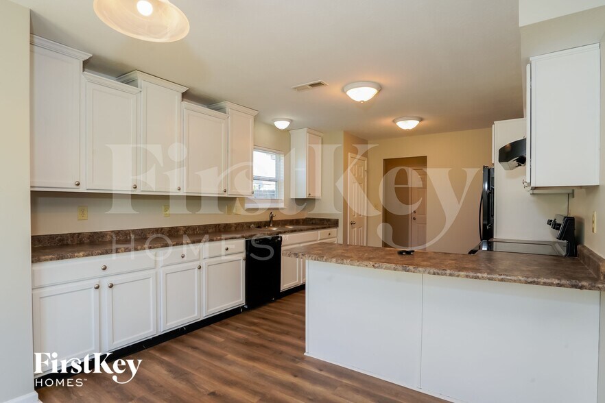 Building Photo - 2217 Hampton Dr