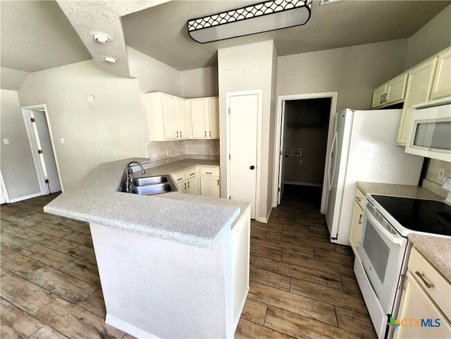 Building Photo - 30 Willow Run Dr