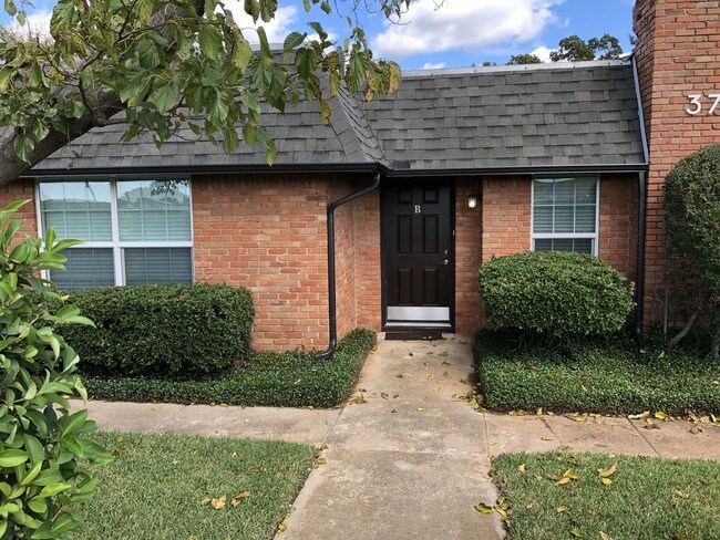 Primary Photo - 3705 W Pioneer Pkwy