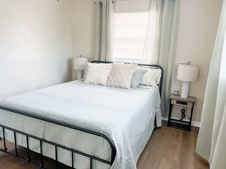 Building Photo - 38548 Naomi Ave