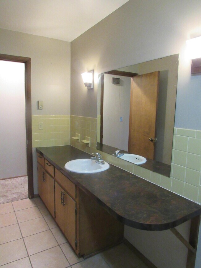 Building Photo - 529 S Olive St