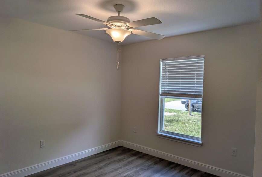 Building Photo - 7627 N Gray Ter