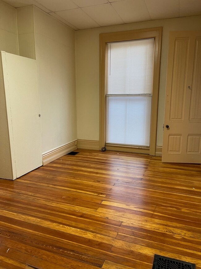 Building Photo - 204 N Mulberry St