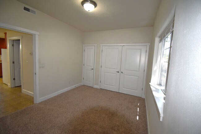 Building Photo - 1-Bedroom in Gated Community!