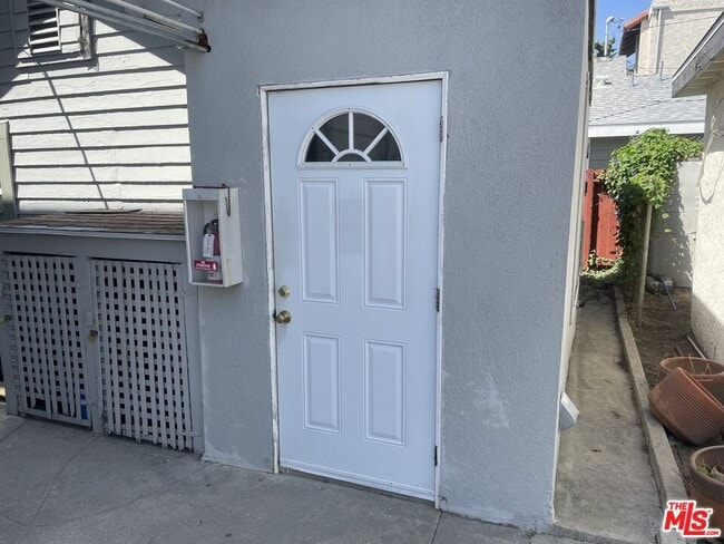 Building Photo - 351 Temple Ave