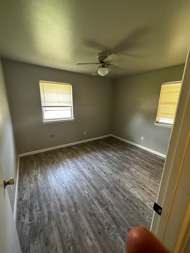 Building Photo - Great 3 bd/1.5 ba Home - Lots of Built-in Storage