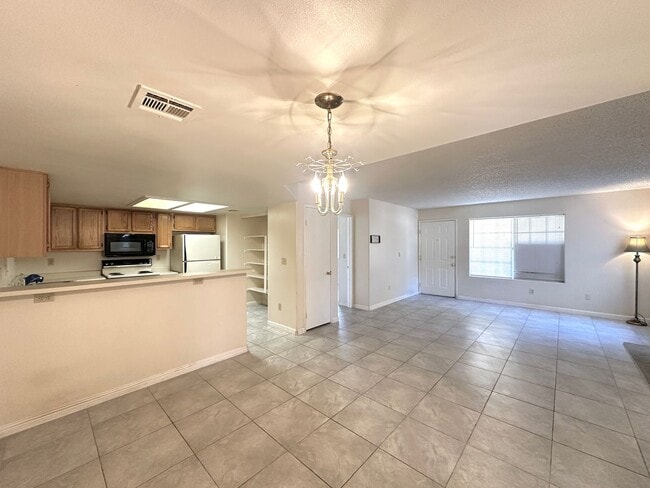 Building Photo - Lakeview Condo