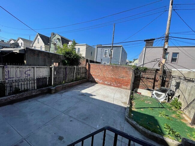 Building Photo - 297 Fulton Ave
