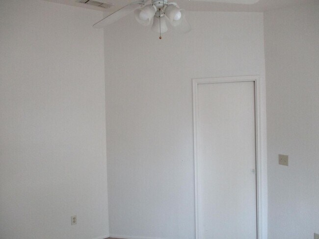 Building Photo - 2 Bedroom, 2 Bath