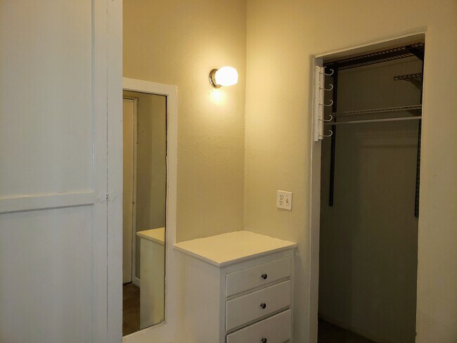 Building Photo - 723 E 3rd St