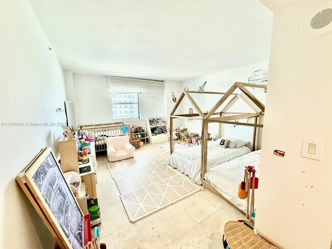 Building Photo - 1155 Brickell Bay Dr