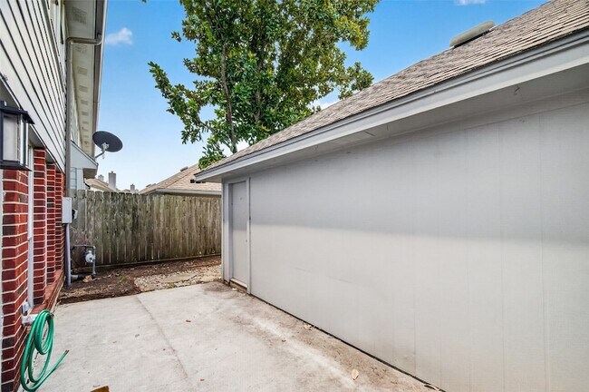Building Photo - 1253 El Camino Village Dr