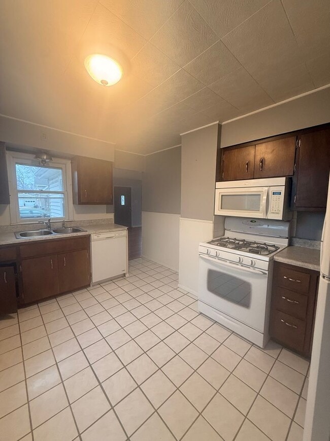 Building Photo - Loves Park 3 bedroom