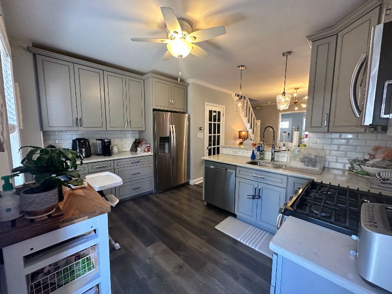 Building Photo - 10 W Knight Ave