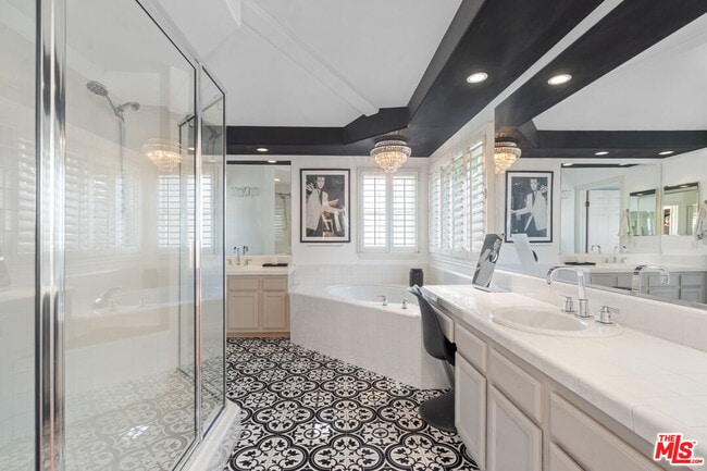 Building Photo - 736 Oxford Ave