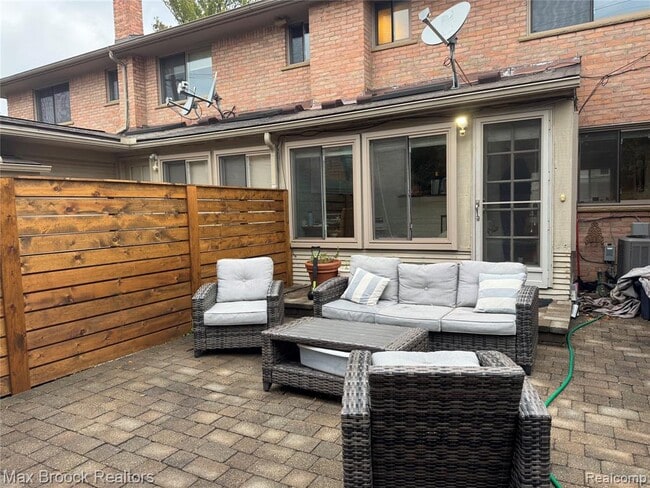 Building Photo - 383 W Brown St