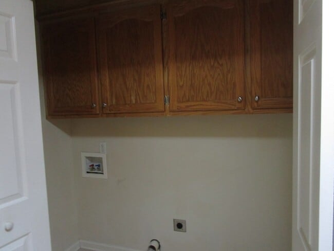 Building Photo - 20 Brushwood Ct
