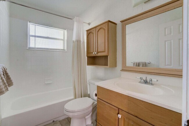 Building Photo - 700 N Hepburn Ave