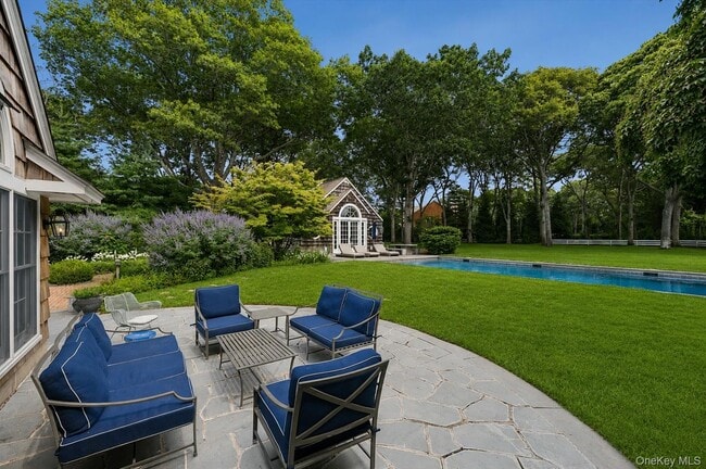 Building Photo - 20 Quogue St