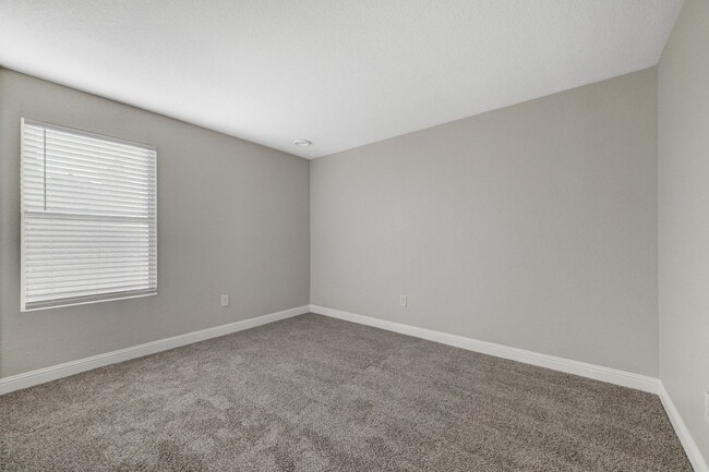 Building Photo - Charming 3 Bedroom Upstairs Condo in a Gat...