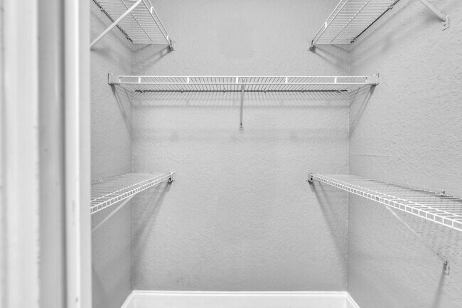 Building Photo - 2803 N Oakland Forest Dr