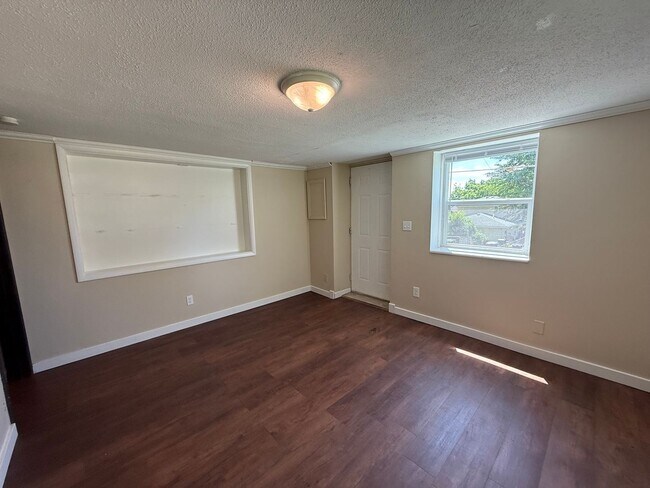Building Photo - 560-562 37th Ave NE