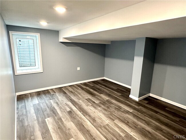 Building Photo - 8662 Bayview Dr