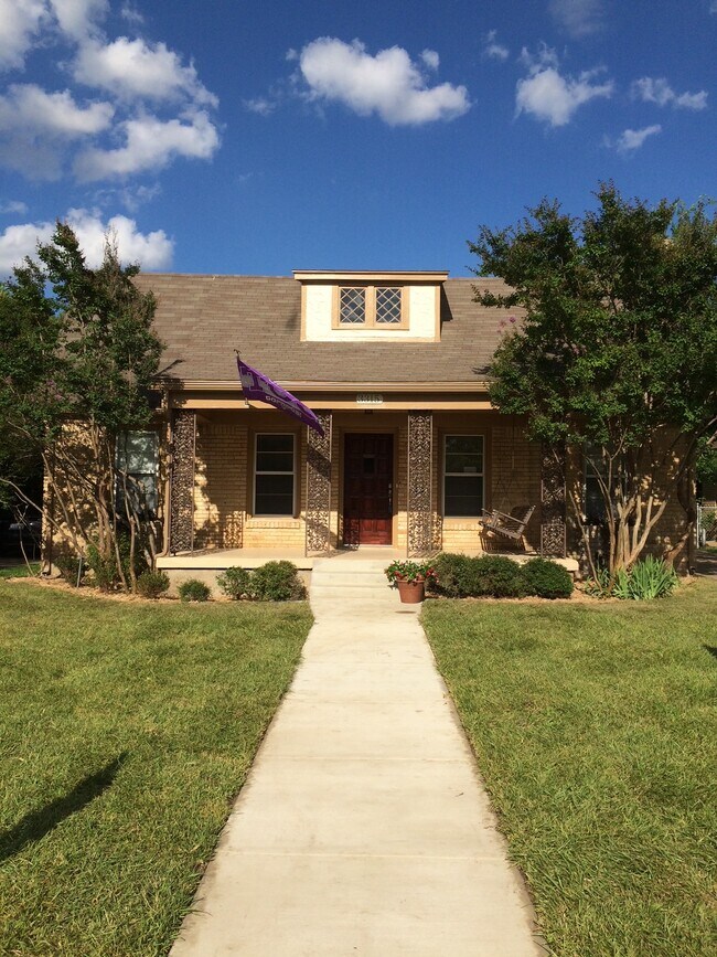 Primary Photo - 3315 Rogers Ave