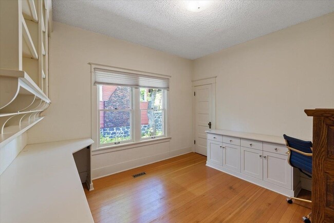Building Photo - 924 E 9th Ave