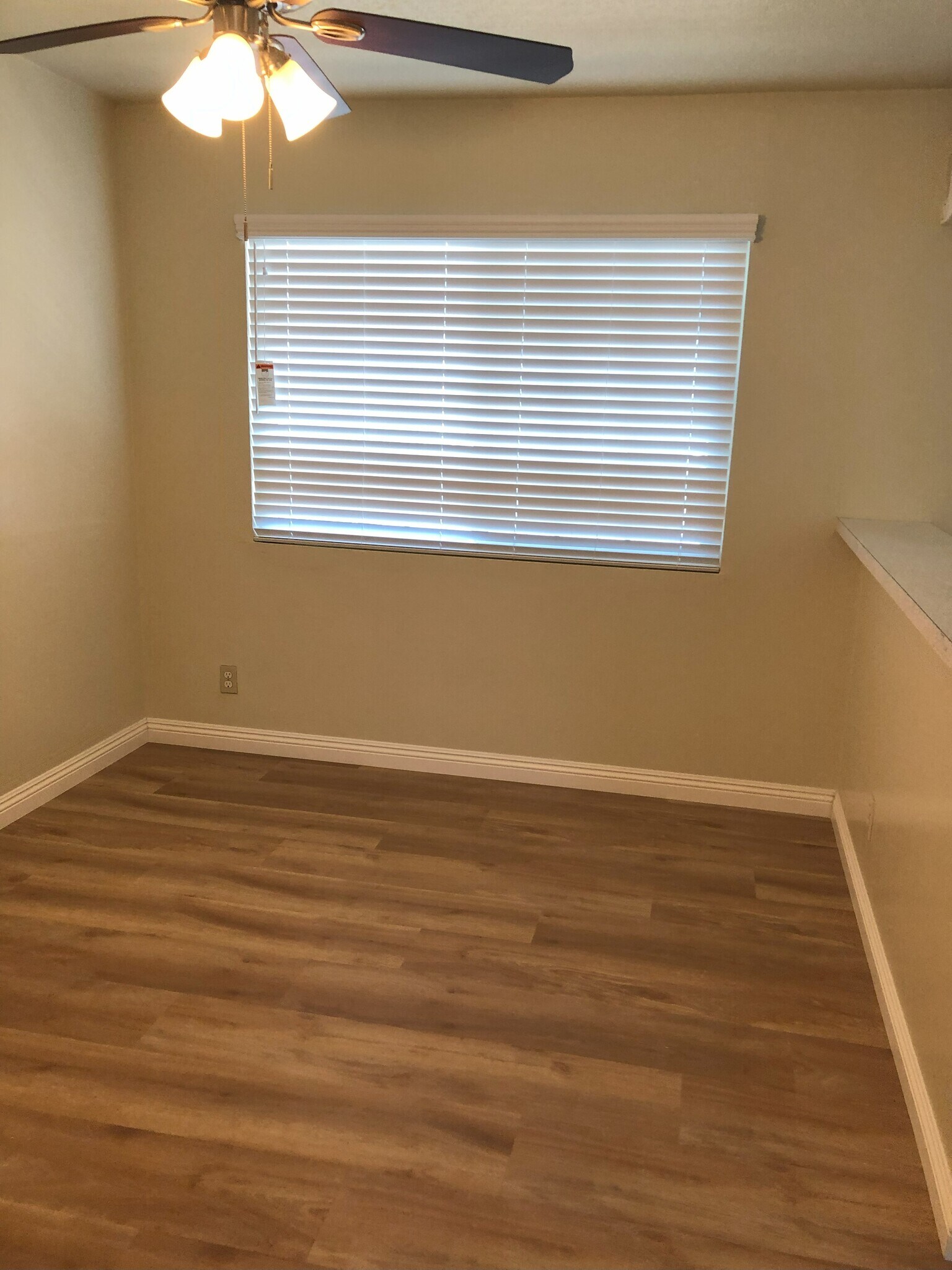 Separate Dining area, with ventian blinds and new flooring. - 9226 Palm St