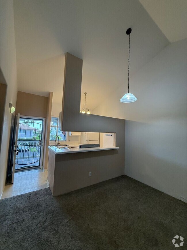 Building Photo - $2,500 / 2br - 2 bath, Condo with Lanai (K...