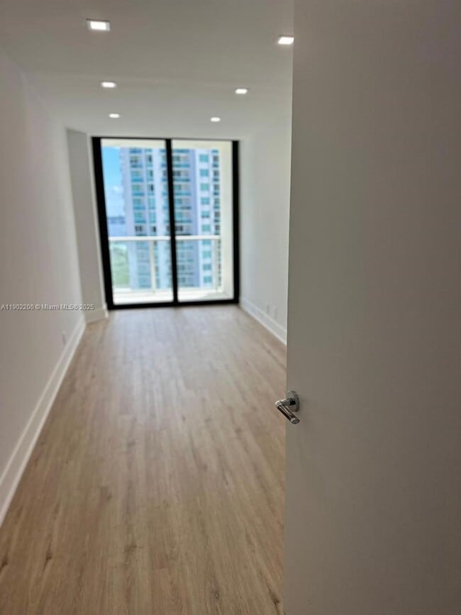 Building Photo - 19500 Turnberry Way