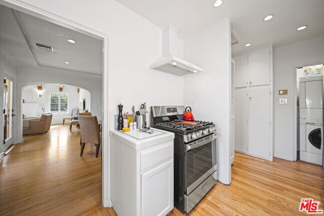 Building Photo - 837 N Harper Ave