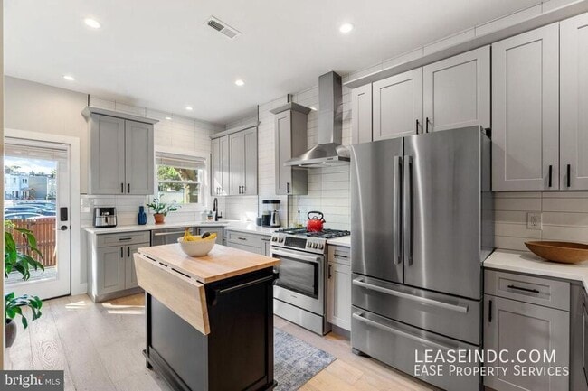 Building Photo - 121 15th St SE