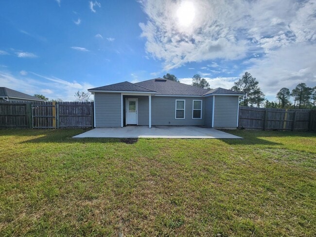 Building Photo - $500 Discount on Move-in Spacious & Inviting 3-Bedroom Home with Fenced Yard, Open Layout & Moder...