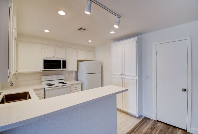 Building Photo - 6867 Tamarus St