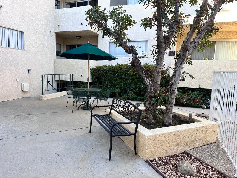 Building Photo - 5328 Newcastle Ave