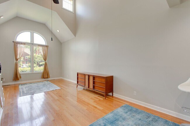 Building Photo - Charming 2 Bed 2 Bath Home on Historic Rus...