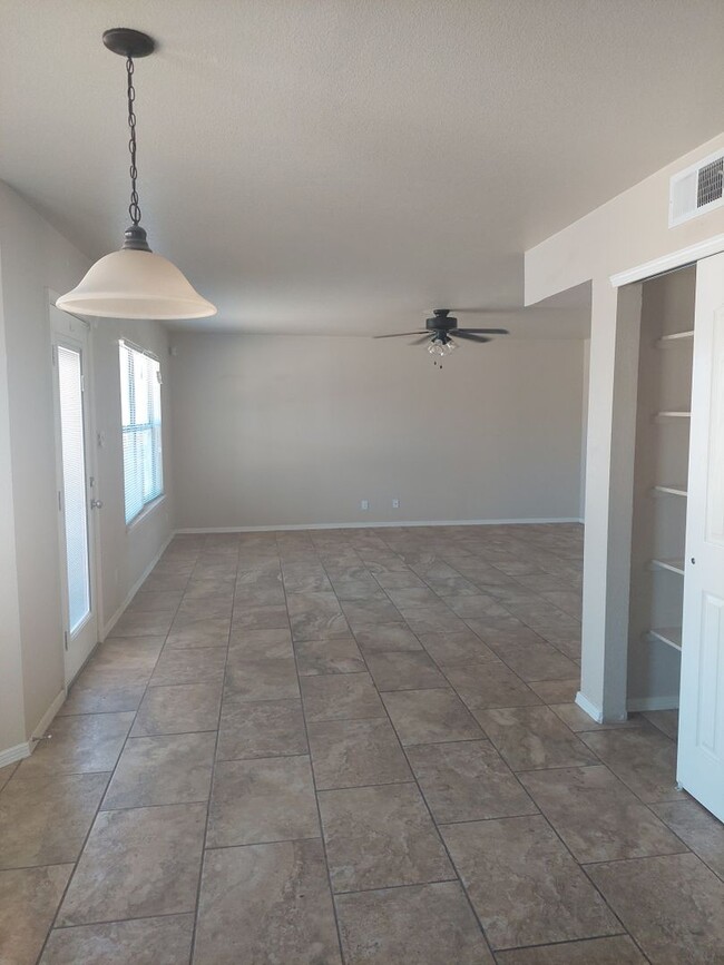 Building Photo - 3 bedroom 2 bathroom beautiful rental ! Available November