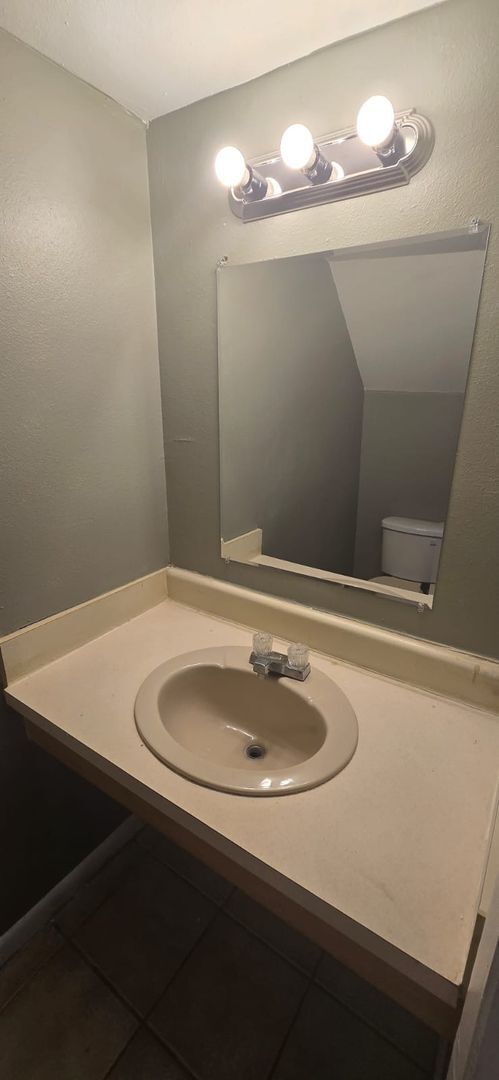 Building Photo - Available 2/1.5 Townhome in Tampa Apply for FREE This Holiday Season!