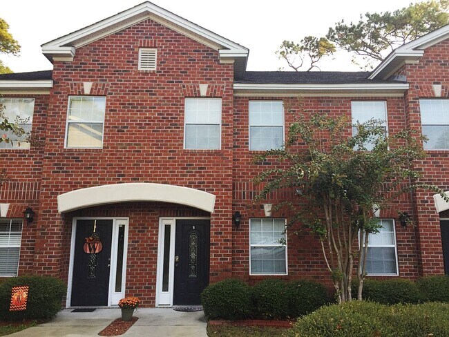 Primary Photo - Walk to Beach! Unfurnished, 2 Bedroom, 2.5...