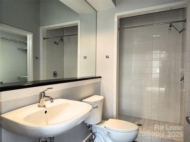 Building Photo - 514 W 10th St